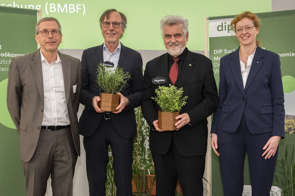 Auftaktveranstaltung der DiP Sachsen-Anhalt Modellregion der Bioökonomie Im Bild: Prof. Dr. Klaus Pillen (MLU, DiP-Sprecher), Dr. jur. Karl Eugen Huthmacher (BMBF, Staatssekretär), Prof. Dr. Armin Willingmann (Wissenschaftsminister Sachsen-Anhalt) , Dr. Christine Rasche (Fraunhofer IGB/CBP, DiP Co-Sprecherin) v.l.