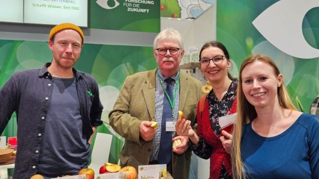 von links nach rechts: Henning Pamperin und Dr. Matthias Hinz mit dem Projekt Apfelvielfalt der MLU, Institut für Agrar- und Ernährungswissenschaften, Anne-Karen Beck und Sabine Baumgarten von der DiP-Koordinierungsstelle